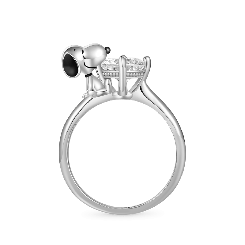 Peanuts Snoopy Hug White Diamond Ring