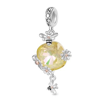 Bee Loves Daisy Flower Pendant